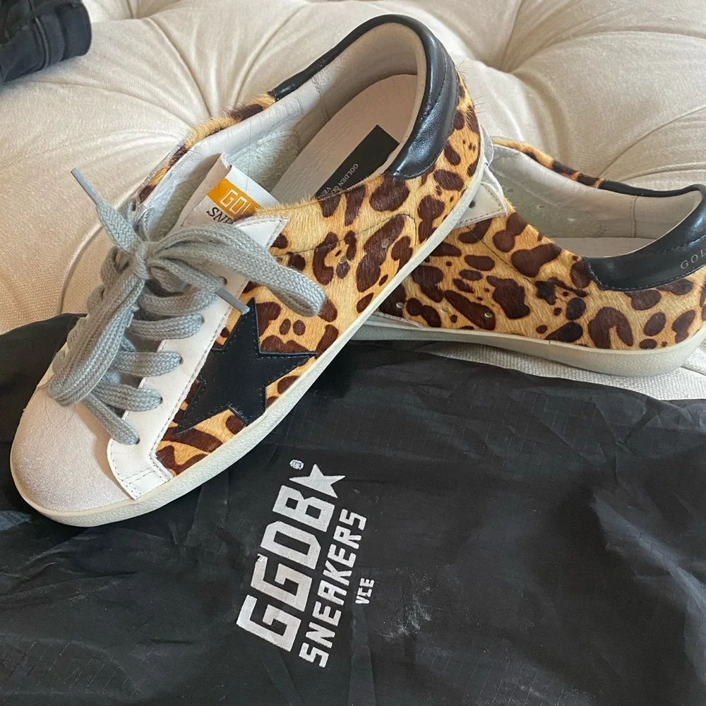 Golden superstars leopard with black star - Picture 1 of 5